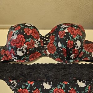 Torrid Skulls and roses bra and thong size 3. Thong new without tags. Bra 42C